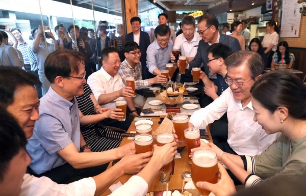 문재인 대통령이 26일 오후 서울 종로구의 한 호프집에서 퇴근길 직장인들을 만나 건배를 하고 있다. 사진=청와대 제공