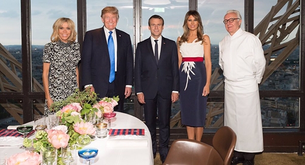 지난해 7월 에펠탑 2층에 있는 쥘 베른에서 프랑스 마크롱 대통령 부부와 트럼프 대통령 부부가 동반 만찬을 가졌다. 이때까지 알랭 뒤카스(오른쪽 첫번째)는 쥘 베른을 운영하고 있었다.  사진=트럼프 대통령 트위터