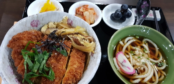 한국육계협회에서 후원받은 닭가슴살을 이용한 덮밥 메뉴. 사진=백석예술대 제공