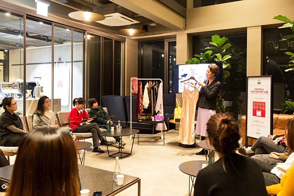 지난해 21일 서울 용산구 한남동 맥심 플랜트에서 열린 '커피&컬처 데이'에서 참가자들이 스타일링 클래스에 참여하고 있다.  사진=동서식품 제공
