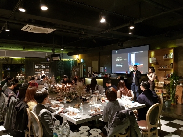 국내 주류 전문 기업 ㈜골든블루(대표이사 김동욱)는 서울과 부산에서 3일에 걸쳐 타이완 싱글몰트 위스키인 카발란의 마스터 블렌더 이안 창(Ian Chang)과 함께 마스터 클래스를 진행했다. 사진=골든블루 제공