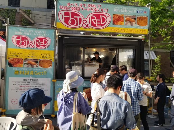 농식품부와 aT는 오사카에 푸드트럭을 활용해 한국 농식품 홍보행사를 개최했다. 사진=aT 제공