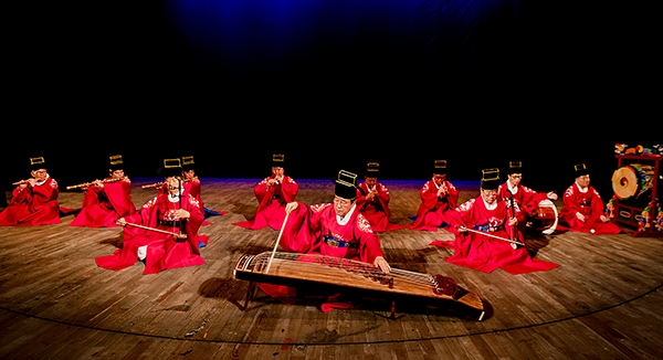 크라운해태제과가 주최한 ‘한국의풍류 몽골공연’에서 양주풍류악회 국악명인들이 ‘수제천’을 연주하고 있다. 사진=크라운해태제과 제공