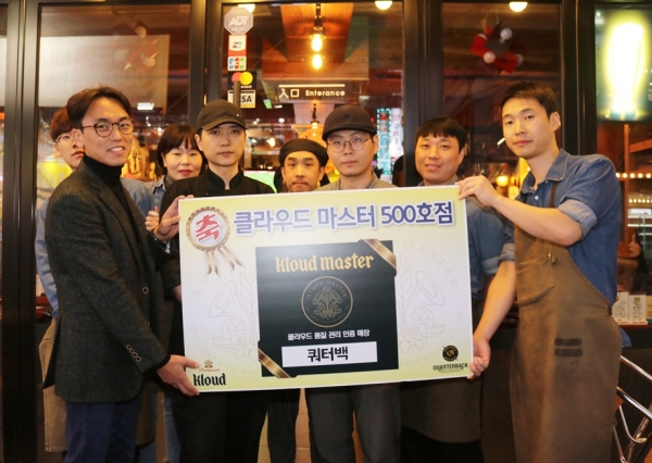 지난 8일 클라우드 마스터 500호 매장으로 인증받은 서울 강남 쿼터백에서 직원들이 기념촬영을 하고 있다.