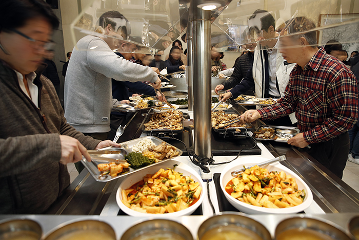 모 관공서 구내식당에서 직원들이 점심식사를 하고 있다. 사진 기사 내용과 상관없음. 사진=식품외식경제DB