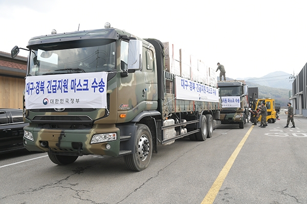 26일 대구·경북 지역에 마스크 100만 개를 공급하기 위해 군용 트럭에 마스크를 싣고 있다. 사진=식품의약품안전처 제공
