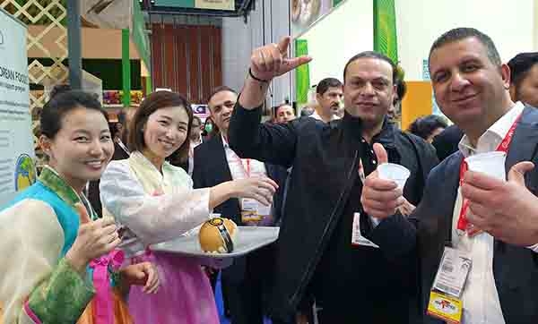 ‘2020 두바이 식품박람회’에 참가한 한국농수산식품유통공사 한국부스 직원들이 한국산 신선배는 시식 행사를 진행하고 있다.사진=한국농수산식품유통공사 제공