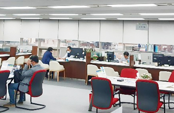 서울 신용보증재단이 예약제로 운영하고 있어 사무실은 한산했다. 신용보증 요청은 대부분 은행에서 이뤄지고 있으며 소상공인이 재단을 방문하는 경우는 거의 없다.  사진=박현군 기자 foodnews@
