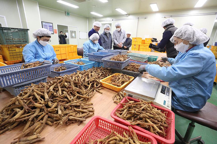 김현수 농림축산식품부 장관은 지난 3월 충남 금산시 소재 인삼수출업체를 방문하여 ’코로나19‘ 대응 정부 수출지원 대책의 추진상황을 점검하고 있다. 사진=농림축산식품부 제공