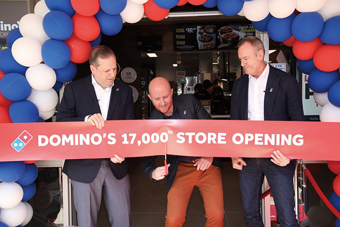 지난 3월 호주 뉴사우스웨일스 주 브래드베리에서 도미노피자 1만7000번째 매장을 론칭하며 기념식 커팅을 하고 있다.사진=도미노피자 제공