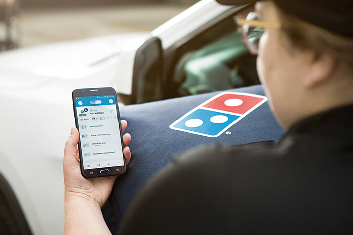 미국 도미노피자는 GPS를 이용해 배달 중인 피자의 위치를 알 수 있는 장치를 전 매장에 보급하고 있다. 