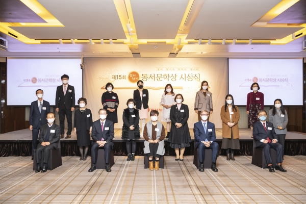 지난 24일 서울 중구 웨스틴 조선호텔 오키드룸에서 열린 ‘제15회 삶의향기 동서문학상’ 시상식에 참석한 수상자 및 관계자들이 기념촬영을 하고 있다. 사진=동서식품 제공