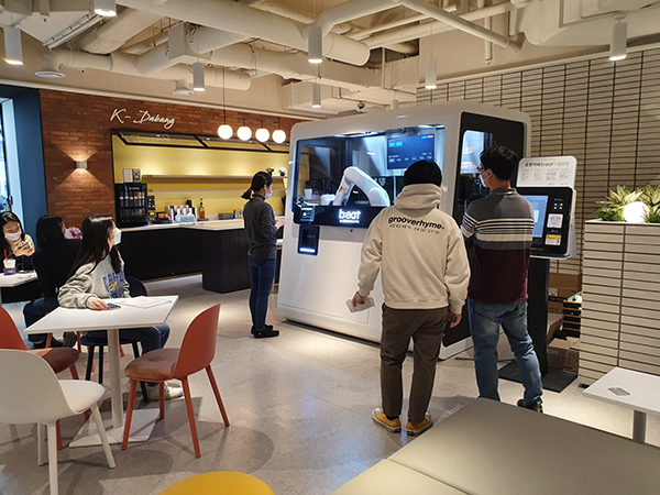 로봇카페 비트(b;eat)가 9일 오픈한 서울 광화문 케이뱅크 본사 100호점 내부 모습. 사진=비트코퍼레이션 제공