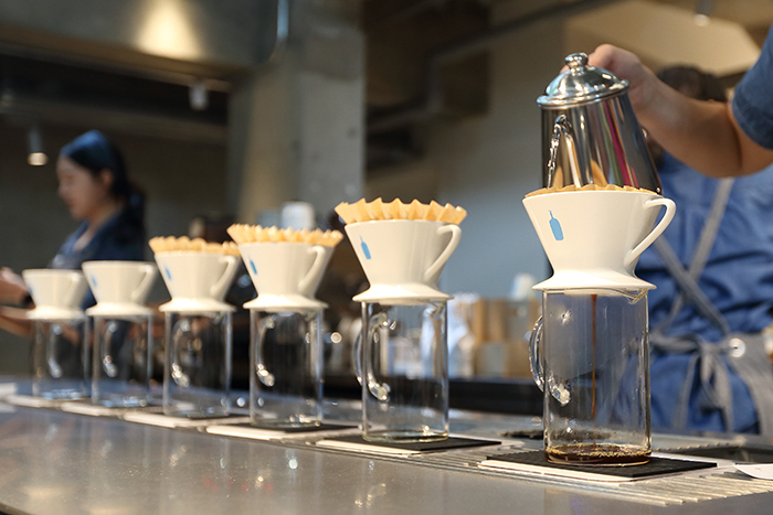 블루보틀은 숙련된 바리스타가 로스팅한 지 48시간 이내의 신선한 원두를 사용해 직접 커피를 제조한다는 차별성을 강조하고 있다. 사진=블루보틀 제공