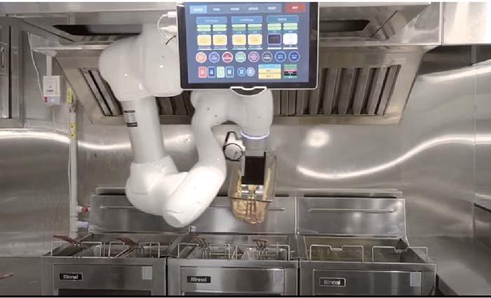 ‘디떽’은 두산로보틱스에서 개발한 로봇 팔이 닭을 집어 튀김기에 넣고 적정시간이 지나면 알아서 꺼내는 소프트웨어와 기계 손가락를 개발했다. 요리하는 온도와 조리시간도 자동화했다.