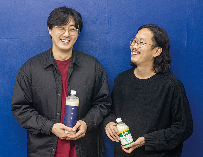 이상욱 이사(왼쪽)와 고성용 대표(오른쪽)가 한강주조의 대표 제품 나루 생막걸리와 표문 막걸리를 각각 소개하고 있다. 사진=이경섭