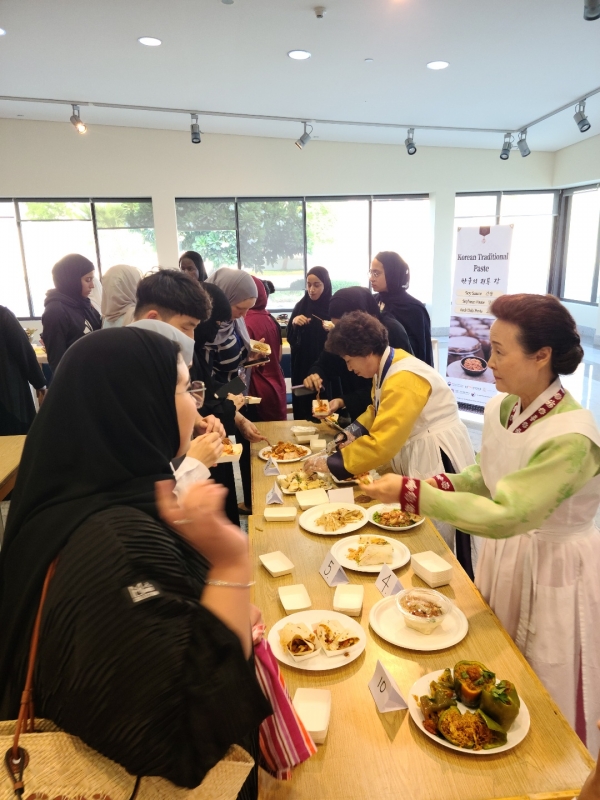 카타르대학교 내 한국을 사랑하는 학생들의 동아리인 ‘코리안클럽(The South Korean Club)’ 학생들이 김치를 활용한 음식과 전통 장류를 시식하고 있다. 사진=한국전통음식연구소 제공