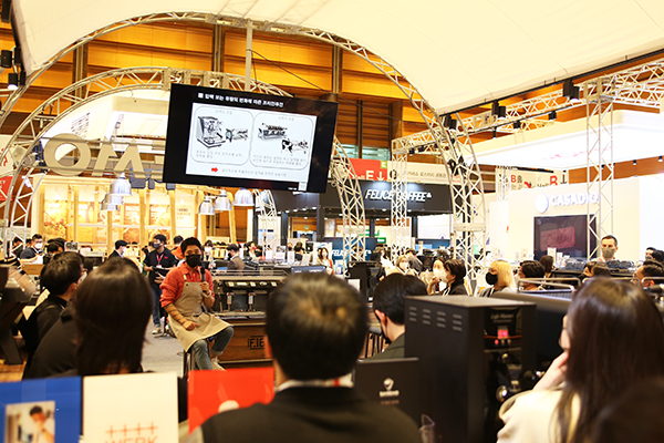 23일 열린 제21회 서울카페쇼에서 참람객들이 부스에 전시된 제품에 대해 직원의 설명을 듣고 있다. 사진=서울카페쇼 제공