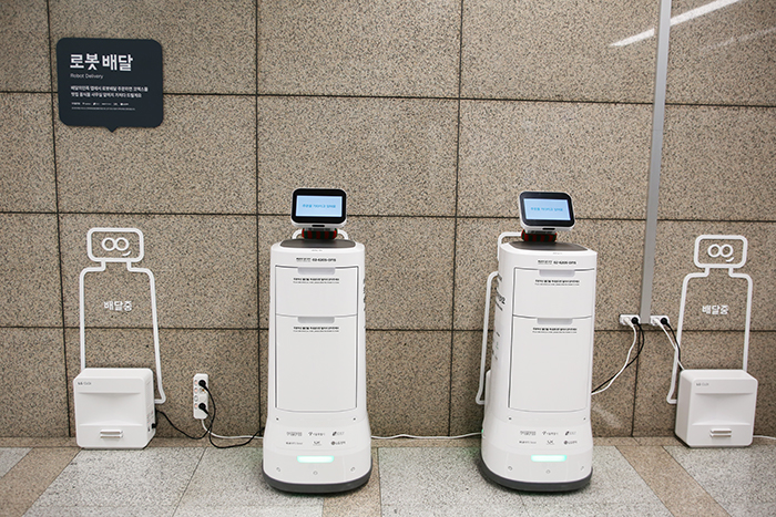 우아한형제들 서빙로봇은 현재 코엑스 매장에서 트레이드타워 사무실로 커피 등의 음식을 배달을 하고 있다. 사진=우아한형제들 제공