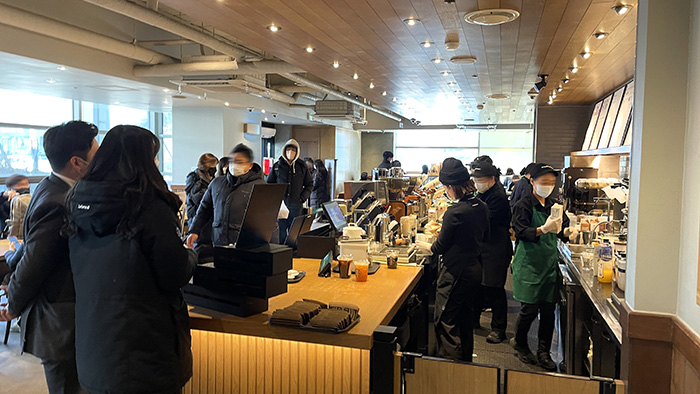 실내마스크 의무 착용이 권고로 바뀐 30일 점심시간 서울 송파구 한 커피숍을 이용하는 고객들 대부분이 마스트를 쓰고 있다. 사진=정태권 mana@