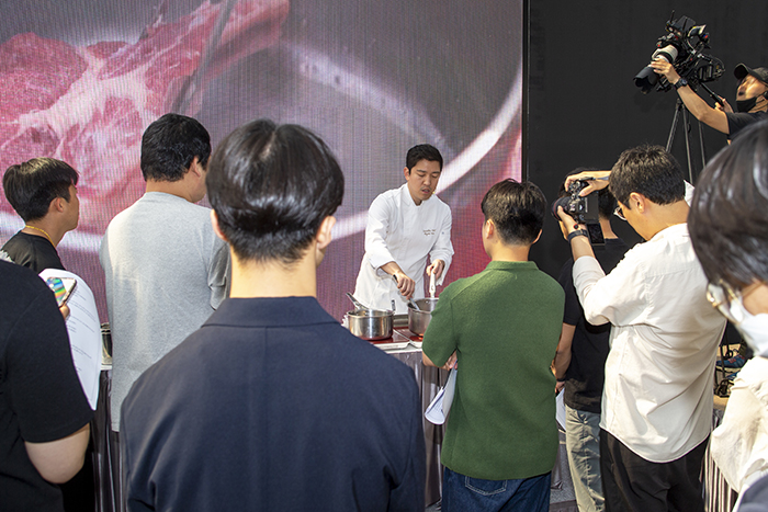 김 셰프는 참석자들이 요리 과정을 자세하게 볼 수 있도록 조리대 앞까지 나와서 볼 수 있게 배려해줬다.