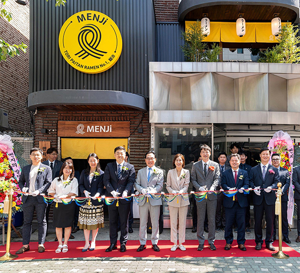본아이에프가 지난14일 새 가맹사업으로 일본 라멘 전문점 ‘멘지’ 홍대점을 오픈했다.사진=본아이에프 제공