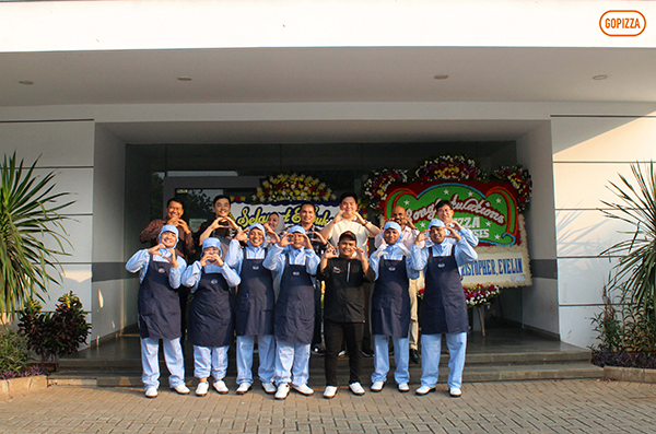고피자 지난달 20일 문을 연 인도네시아 현지 도우 공장 ’파베이크 도우 프로덕션 센터’ 앞에서 직원들이 기념 촬영하고 있다.사진=고피자 제공
