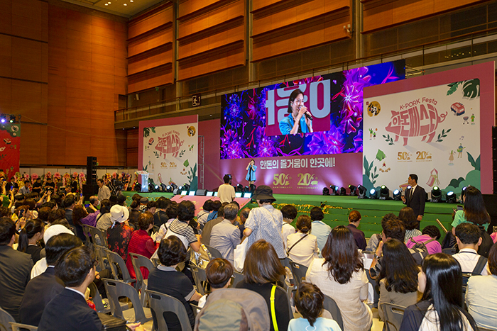 가수 장윤정씨의 특별공연은 참관객들의 뜨거운 호응을 받았다.사진=정태권 기자 mana@