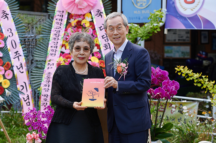 조갑연 회장(왼쪽)과 박형희 대표가 ‘다담 30년의 맛집을 가다’ 책 전수식을 마치고 기념촬영하고 있다.