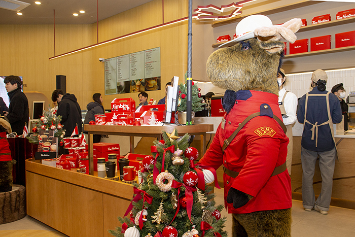 팀홀튼 신논현역점 매장 한편에는 크리스마스 시즌을 맞아 '무철이'라는 브랜드 캐릭터와 함께 매장에서 판매하는 제품들을 전시해 놓았다.사진=정태권 기자 mana@