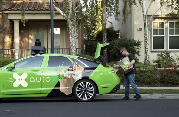 캘리포니아의 실리콘밸리에서 최근 론칭한 자율주행 식품 배달 서비스 '오토엑스(AutoX)'는 소비자들이 앱을 통해 미리 주문하거나 서비스 차를 불러서 차에 있는 식품들을 선택하는 방식이다. 사진=오토엑스 홈페이지