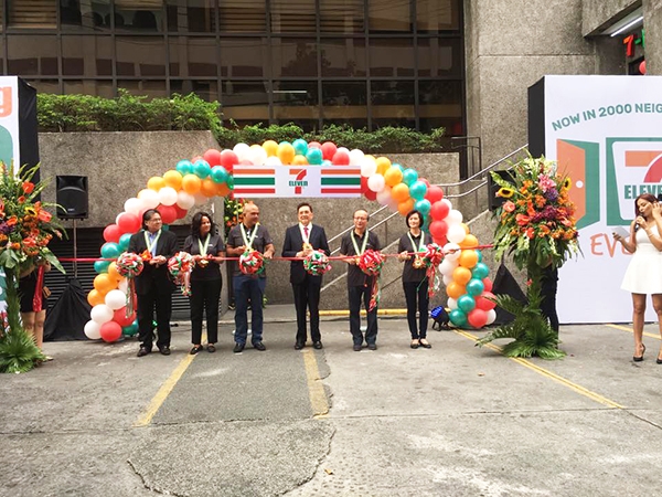세븐일레븐 필리핀은 2017년 3월에 마닐라 로신빌딩(LV Locsin Building)에 2000호점을 오픈했다. 사진=세븐일레븐 필리핀 페이스북