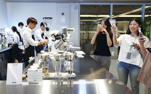 라운지 엑스의 로봇이 커피 내리고 있는 장면을 고객이 사진을 찍고 있다. 사진=이종호 기자 ezho@