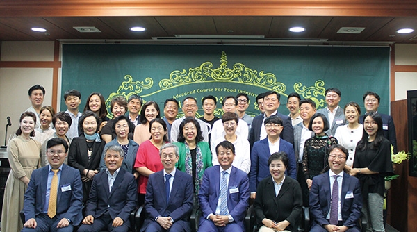 제22기 외식산업CEO심화과정 입교식이 지난 19일 한국외식산업경영연구원 대강당에서 열렸다.