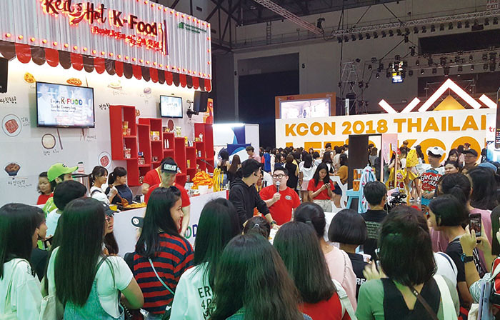 K-FOOD를 알리기 위해 2018년 태국에서 열린 세계 최대 규모의 한류 축제 KCON(Korea Convention)에 참여한 aT 홍보관 부스 전경. 사진=aT한국농수산식품유통공사 제공