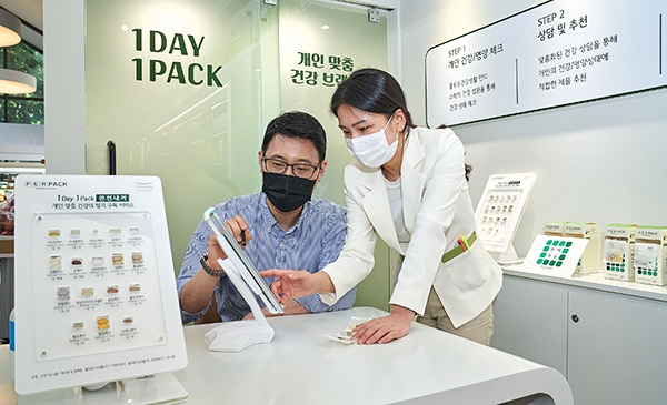 퍼팩은 풀무원건강생활 소속 전문 영양사가 개인의 건강, 습관, 유전 정보를 바탕으로 고객과 면담을 진행하고 있다. 사진=풀무원 제공