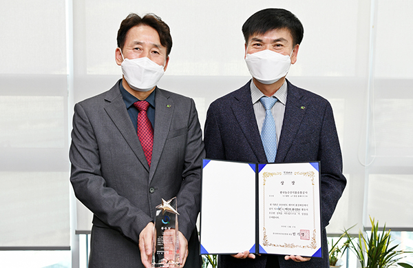 2020 데이터 품질대상에서 우수상을 수상한 aT 백진석 부사장(오른쪽)이 기념 촬영을 하고 있다. 사진=한국농수산식품유통공사 제공