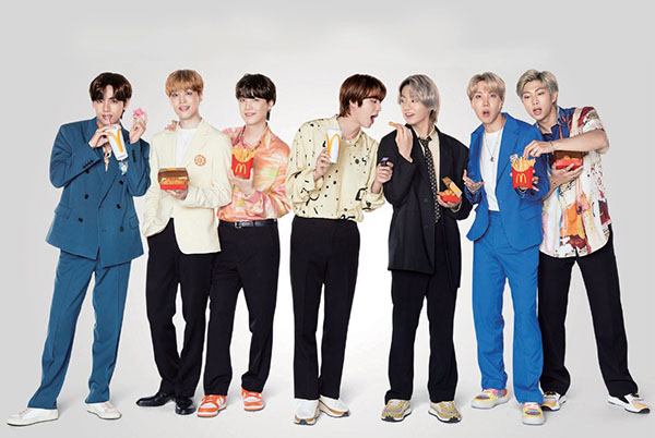 맥도날드가 ‘The BTS 세트’ 출시를 기념해  회사 상징색인 빨간색 대신에 보라색으로 매장을 꾸몄다.사진=한국맥도날드 제공