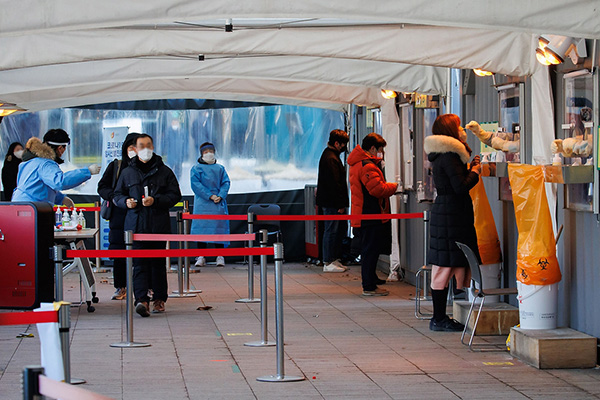 서울 서울시청 광장에 마련된 코로나19 임시선별검사소에서 시민들이 검사를 받고 있다. 사진=국민소통실 제공