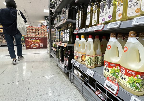 지난 12일 서울 강동구 소재 한 대형마트에서는 일부 식용유 제품에 '최저가격 보상적립'이라는 마케팅을 내걸고 행사를 진행했다. 관련 제품은 대부분 '품절'이 됐다. 사진=정태권 기자 mana@
