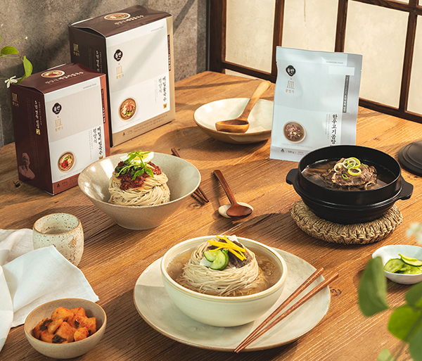 신세계푸드는 2022년까지 5년 연속 미쉐린 가이드 서울에 선정된 ‘봉밀가’와 협업해 ‘올반X봉밀가 평양식 메밀국수’ 2종 및 ‘한우고기곰탕’을 출시했다.
