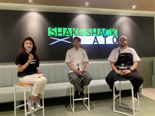 박정현 셰프(가운데)와 마크 로사티 쉐이크쉑 컬리너리 디렉터(오른쪽)는 쇼케이스에서 아토 메뉴의 출시 배경과 특징 등을 설명하는 시간을 가졌다. 사진=이동은 기자 lde@