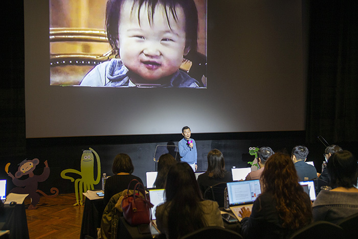 김홍국 회장은 어린이식 브랜드 푸디버디 론칭 행사에서 20여 년 전 막내딸에게 밥을 먹여주는 영상을 보여주며 어린이식 개발 취지를 설명했다.사진=정태권 기자 mana@
