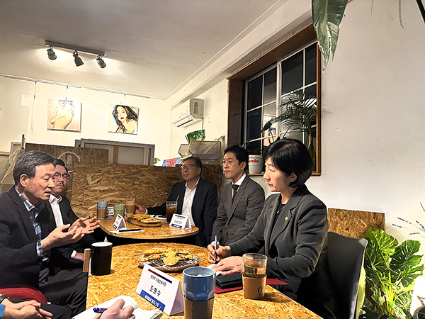 한화진 환경부 장관(맨 오른쪽)이 지난 2일 서울 양천구에 소재한 커피전문점에서 열린 일회용품 규제관련 소상공인 간담회에 참석해 업계 대표 등 참석자들과 일회용품 사용 제한에 대한 의견을 나누고 있다.사진=환경부 제공